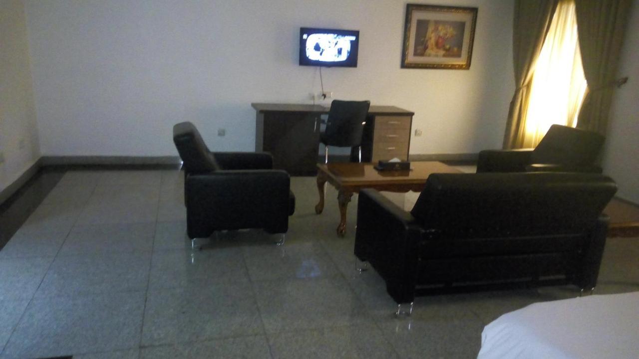 Immaculate Royal Int'L Hotel オウェリ エクステリア 写真