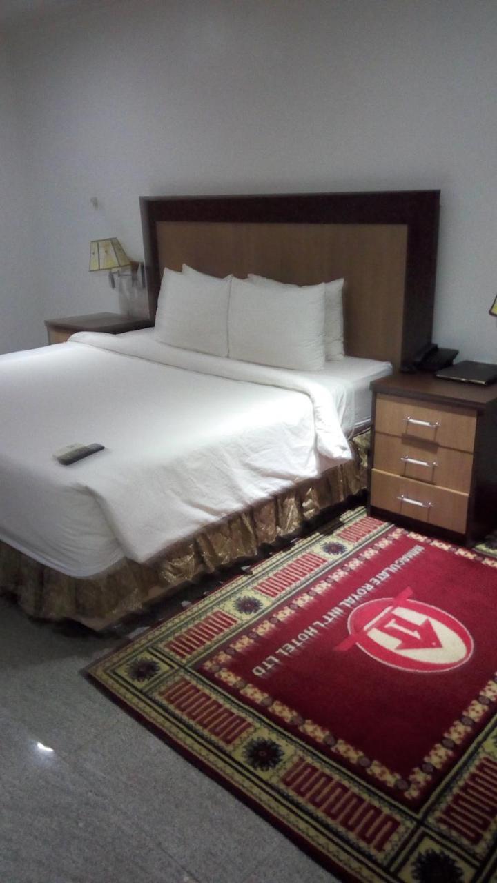 Immaculate Royal Int'L Hotel オウェリ エクステリア 写真