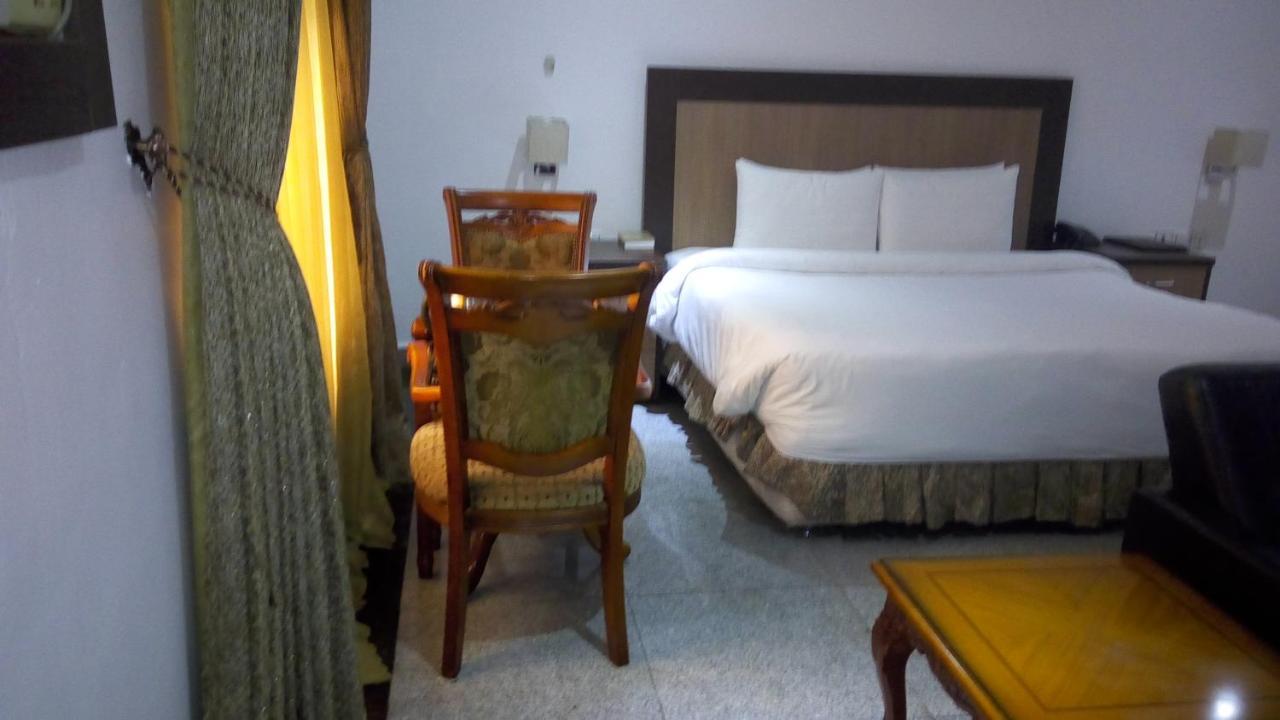 Immaculate Royal Int'L Hotel オウェリ エクステリア 写真