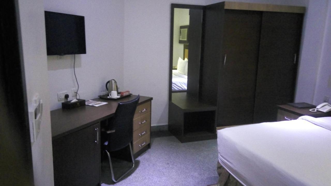 Immaculate Royal Int'L Hotel オウェリ エクステリア 写真