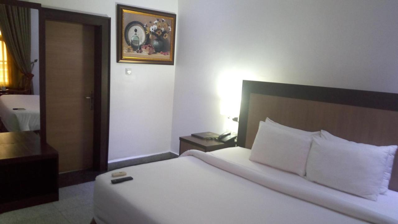 Immaculate Royal Int'L Hotel オウェリ エクステリア 写真
